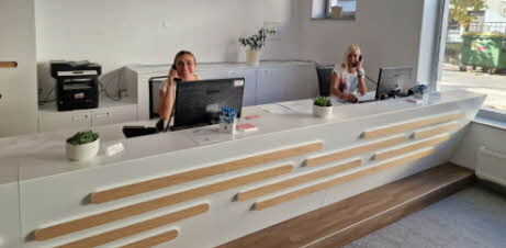 Slika kadrovskih svetovalk e-Študentskega Servisa v poslovalnici