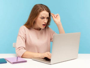 Ne nasedaj prevaram na spletu – preveri, preden klikneš